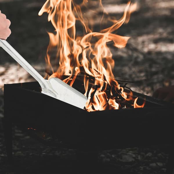 Lättviktig Eldstadsskopa i Järn för Aska och Kol med Bekväm Bärbarhet