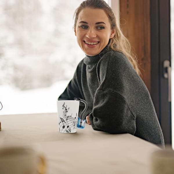 Keramisk kaffemugg i elgitarrstil med bekväm känsla och praktisk design