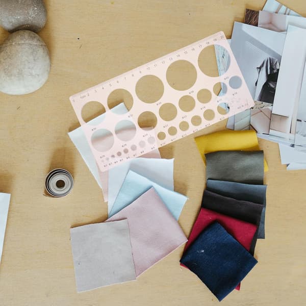 6 st rosa ritmallar i plast, geometriska schabloner, ritlinjal