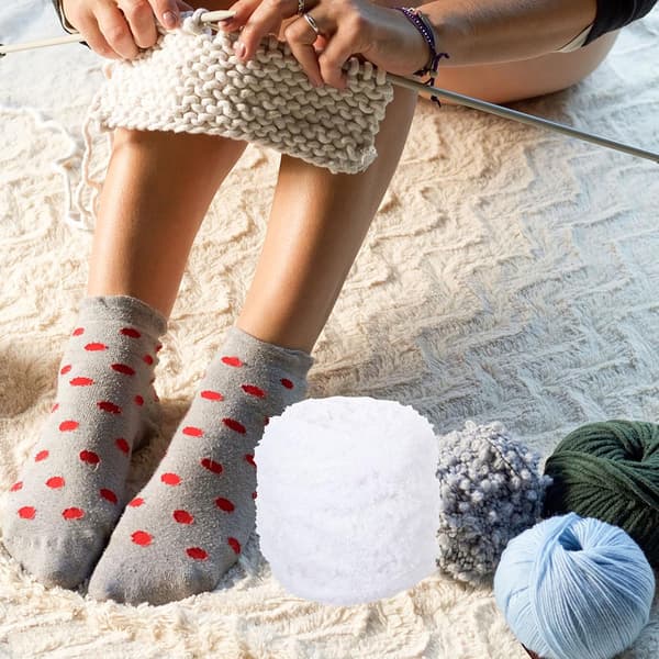 2 stk. hvit korallfleece kamgarn for DIY strikking og hekling