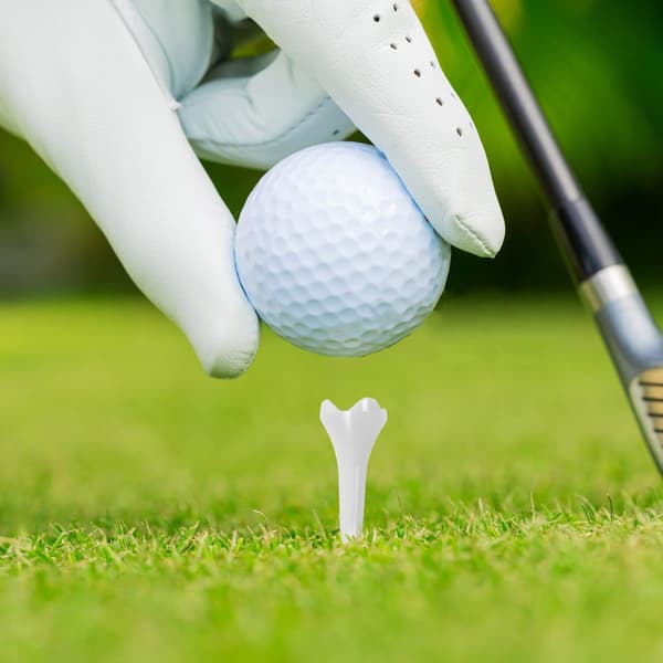 Golfpeggar i plast för förbättrad hållbarhet och minimerad sidorotation