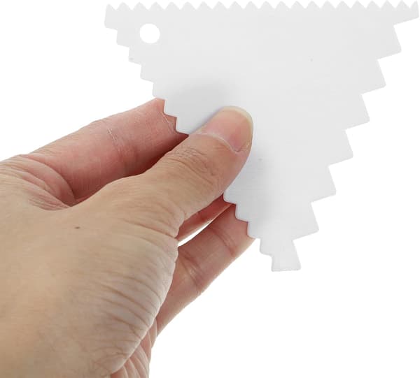 8 stk. hvit plastkakeskrapesett Komfortabelt grep og solid konstruksjon
