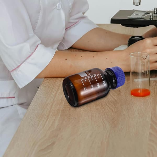 3 st 250 ml bruna glasreagensflaskor med graderade markeringar