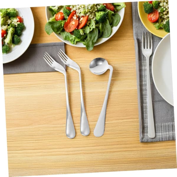 2 sæt letvægts ergonomisk ske og gaffel til fodring med vinklet design