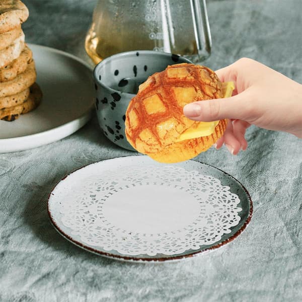 280 ark engangs runde bakepapirduker med blondedesign, 8,5 tommer hvite papirmatduker for kaker