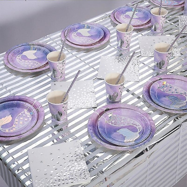 Merenneidon syntymäpäiväjuhlatarvikkeita kertakäyttöisten astioiden kuppitarjottimella