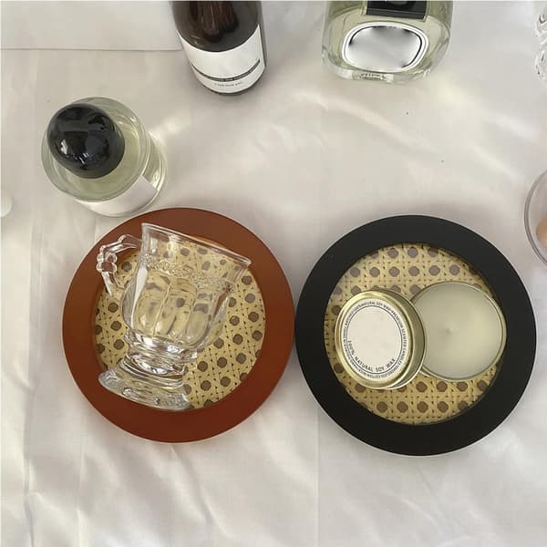 Multifunktionel sort vævet plastserveringsbakke med glat tekstur og fine detaljer