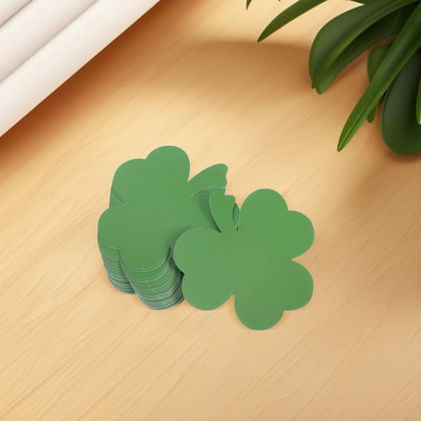 40 st St Patrick's Day pappersklöverutskärningar med 60 självhäftande prickar