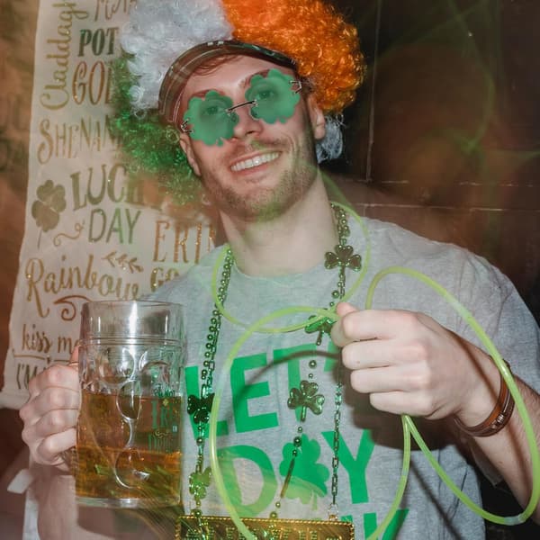 St Patrick's Day Glasögon 1 Par Chic Klöverglasögon Guldbåge och Mörkgröna Linser Fest