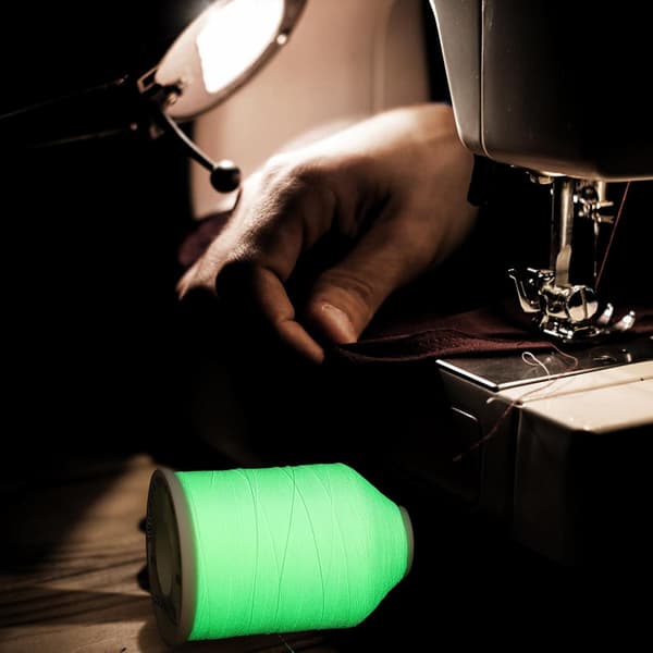 Glød-i-mørket polyester broderitråd 150/D2 hvit multifunksjonell sytråd
