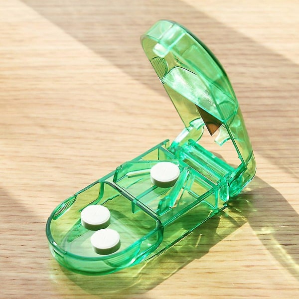 Case matkalääketieteellinen pillerirasia, jossa leikkuri