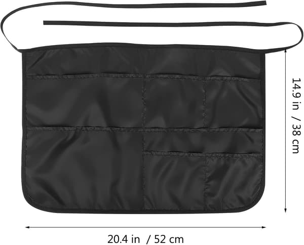 Kevyt musta polyesteriesiliina useilla taskuilla ja solmittavalla selkäosalla