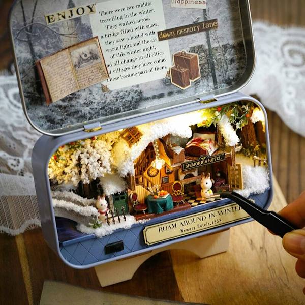Bygg en miniatyr av One Piece Tiny House för vuxna, DIY-byggsats för miniatyrhus i låda, DIY-hantverksgåva för kvinnor (Winter Roaming) - 14,3 8,4 2,6 cm