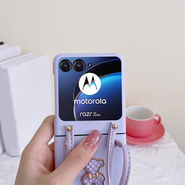 Söt case kompatibel med Motorola Razr 40 Ultra, hårt PC Slim Cover med handledsrem för Motorola Razr Plus（lila）