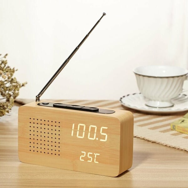 Retro träklockradio på nattduksbord Högupplöst träklockradio med stor skärm och digital display