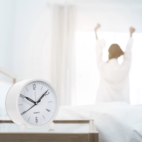 Analog väckarklocka utan tickande - 4 tums stor urtavla med nattlampa, analog kvartsväckarklocka med högt alarm, tyst, batteridriven