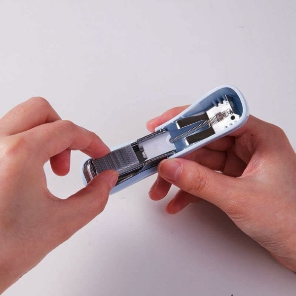 Rosa minihäftapparat med häftklamrar, liten söt häftapparat för skrivbord, present till student eller kontor (blå)