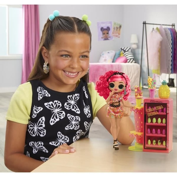 LOL. Surprise OMG Sweet Nails™ - Nail bar - Pinky Pops Fruit Shop modedocka - Frukttema - från 4 år och uppåt Huvudfärg: Rosa
