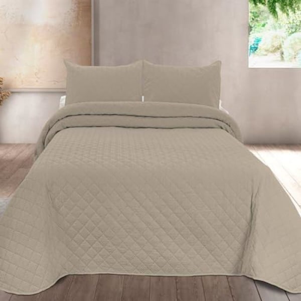 Sengetæppe - PIERRE CARDIN - EGNA - 235 x 270 cm - Silke touch - Fin polstring Beige
