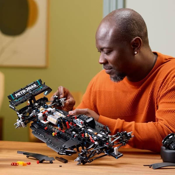 LEGO Technic 42171 Mercedes-AMG F1 W14 E Performance, kopio, työpöydän koristelu