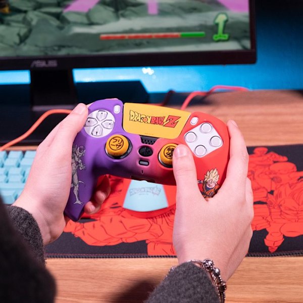 Kova kotelo, kahvat ja tarra - FRTEC - DBZ Goku ja Frieza - PS5 DualSense -ohjaimelle
