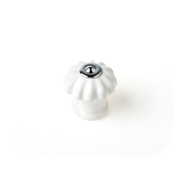 Blisterpakning indeholdende 4 runde hvide porcelænsmøbelknopper mod. e524 ø28mm rei.