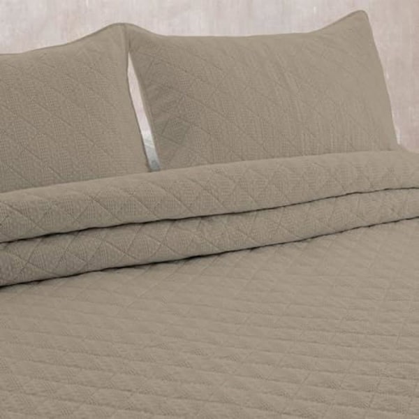 Sengetæppe - PIERRE CARDIN - EGNA - 235 x 270 cm - Silke touch - Fin polstring Beige