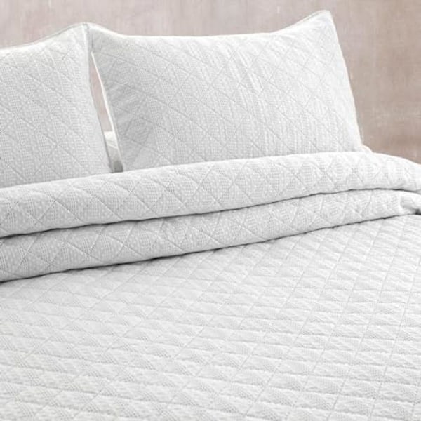 Sengetæppe - PIERRE CARDIN - EGNA - 250 x 270 cm - Silketouch - Fin polstring - 2 betræk medfølger Vit