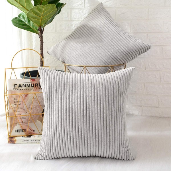 Pakke med 2 plysj putetrekk 18x18\" (Striped Light Grey)