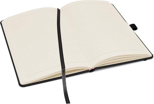 1 stk. A5 notesbog med linjerede sider, penløkke, bånd, datomærker og papirlomme, medium hardback journal (sort)