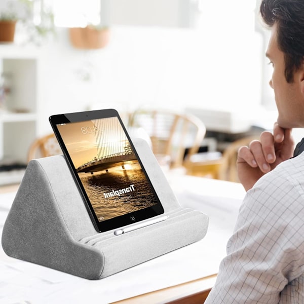 Mjuk Tablettställ Kudde med Fick, Tablettkudde Stativ, Justerbar 3 Visningsvinkel, Lat Hållare Stativ för Säng Soffa, Kompatibel med iPads Tabletter Grey