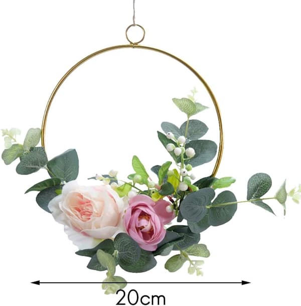 Metallkrans med blommor och grönska, väggdekoration för bröllop