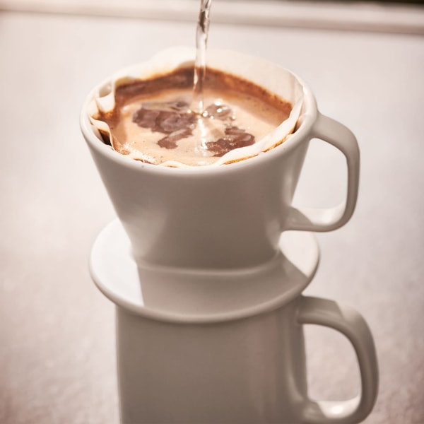 Kaffe-mugg, med filter för handbryggning, keramik, vit