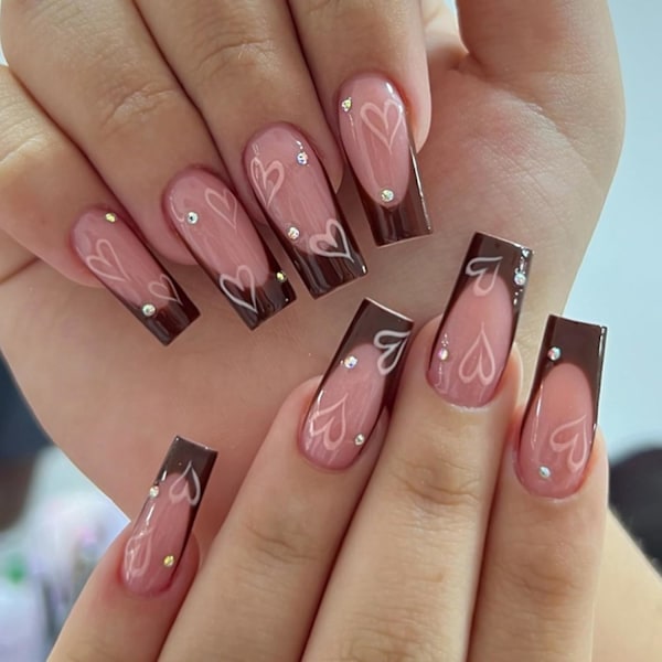 Franska spets falska naglar, fyrkantiga tryck på naglar medel längd rosa brun akryl gel falska naglar kärlek strass design, återanvändbara blanka stick on naglar