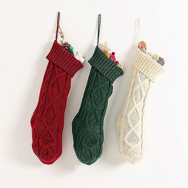 Stickade julstrumpor, julklappar