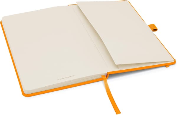 1 stk. A5 notesbog med linjerede sider, penholder, bånd, datomærker og papirlomme, medium hardback journal (orange)