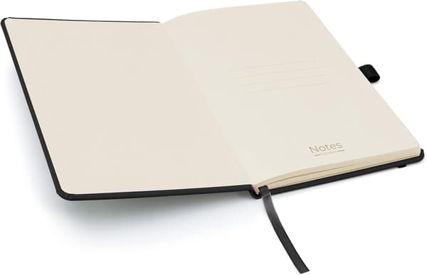 1 stk. A5 notesbog med linjerede sider, penløkke, bånd, datomærker og papirlomme, medium hardback journal (sort)