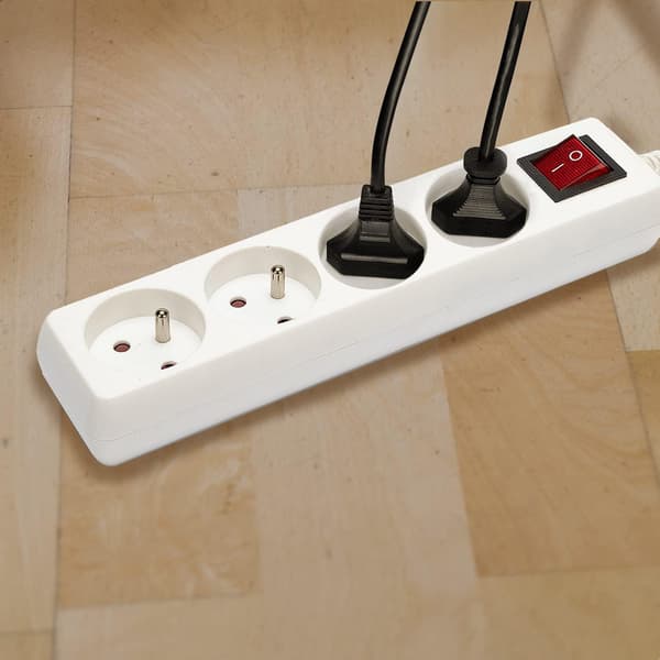 Stikdåse 10/16A + Afbryder – 3G1mm2, 4 Stik