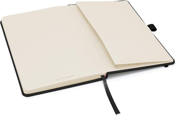 1 stk. A5 notesbog med linjerede sider, penløkke, bånd, datomærker og papirlomme, medium hardback journal (sort)