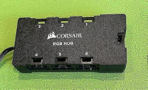 Corsair 6-ports RGB LED-blæserhub til Corsair Lightning Node Pro Commander Crystal