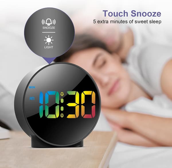 Digital väckarklocka, sängklocka med färgglad böjd LED-display, batteridriven/USB-driven digitalklocka med snooze, för tunga sovare barn black