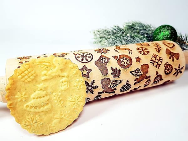 Julklappar Präglingskavel. Laseretsad Degkavel Med Julklappsmönster, Vin