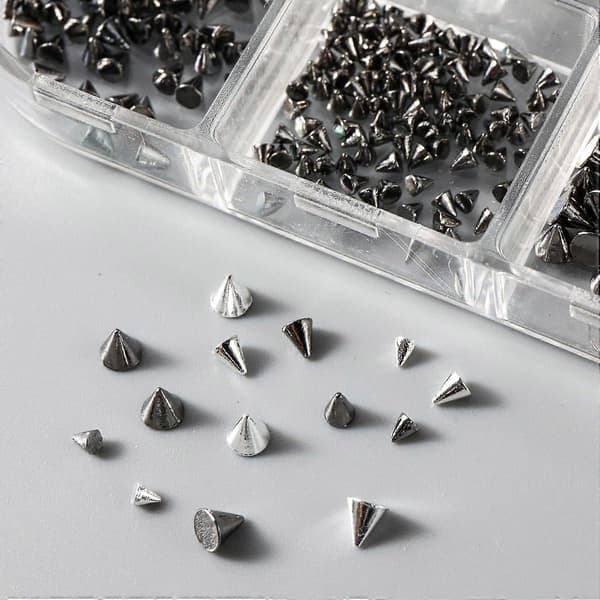 3D Mini Metall Punk Neglekunst Studs Blandede Størrelser Gull Kjegle Pigger