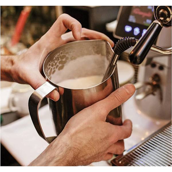 600 ml:n barista-maitoastia kahvikoneeseen, maidon vaahdottamiseen
