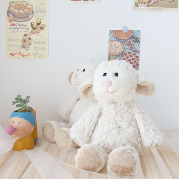 Marshmallow Lamm Plyschdjur, Total Längd 38 cm, Sitthöjd ca 24 cm