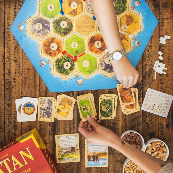 Catan brädspel (grundspel)  Familjespel  Brädspel för vuxna och familj   Brädspel från 10 år  för 3 till 4 spelare red 11.63 x 9.5 x 3 inches