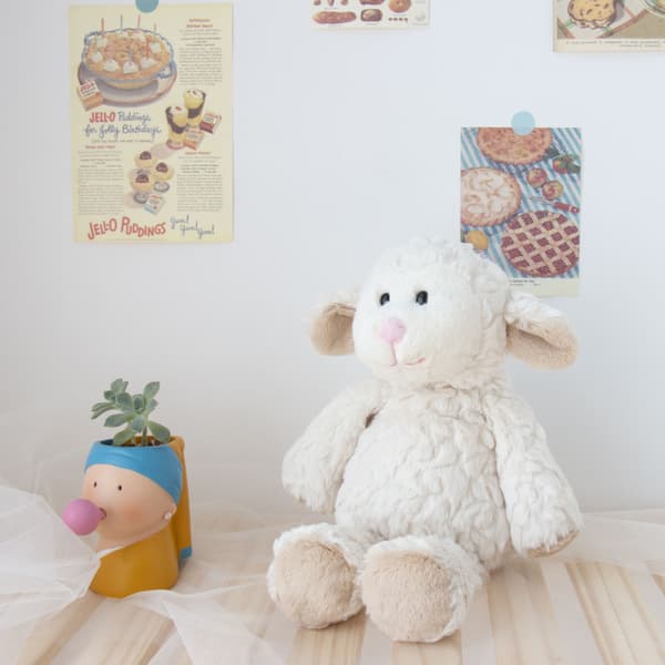 Marshmallow Lamm Plyschdjur, Total Längd 38 cm, Sitthöjd ca 24 cm