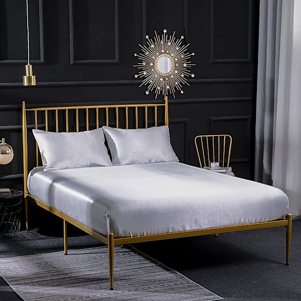 Sengesett i helfarge sateng, 1 x laken 198*203 cm 2 personer med 35 cm stort skjørt, 1 x flatt laken og 2 x putevar White