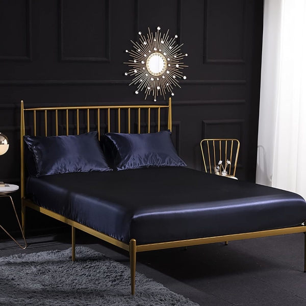 Sengesett i ensfarget sateng, 1 x laken 198*203 cm 2 personer med 35 cm stort skjørt, 1 x flatt laken og 2 x putevar Navy Blue