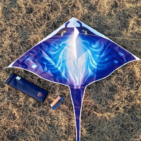 Värikäs Life Devil Fish Kite, Helposti lennätettävä Delta Kite Single Line Suuri, Mukana leijakahva (sininen) Blue